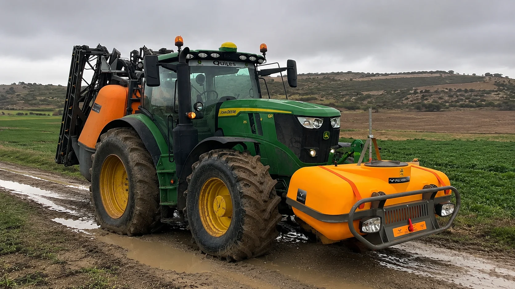 Tractor con el depósito de apoyo delantero montado para ganar autonomía