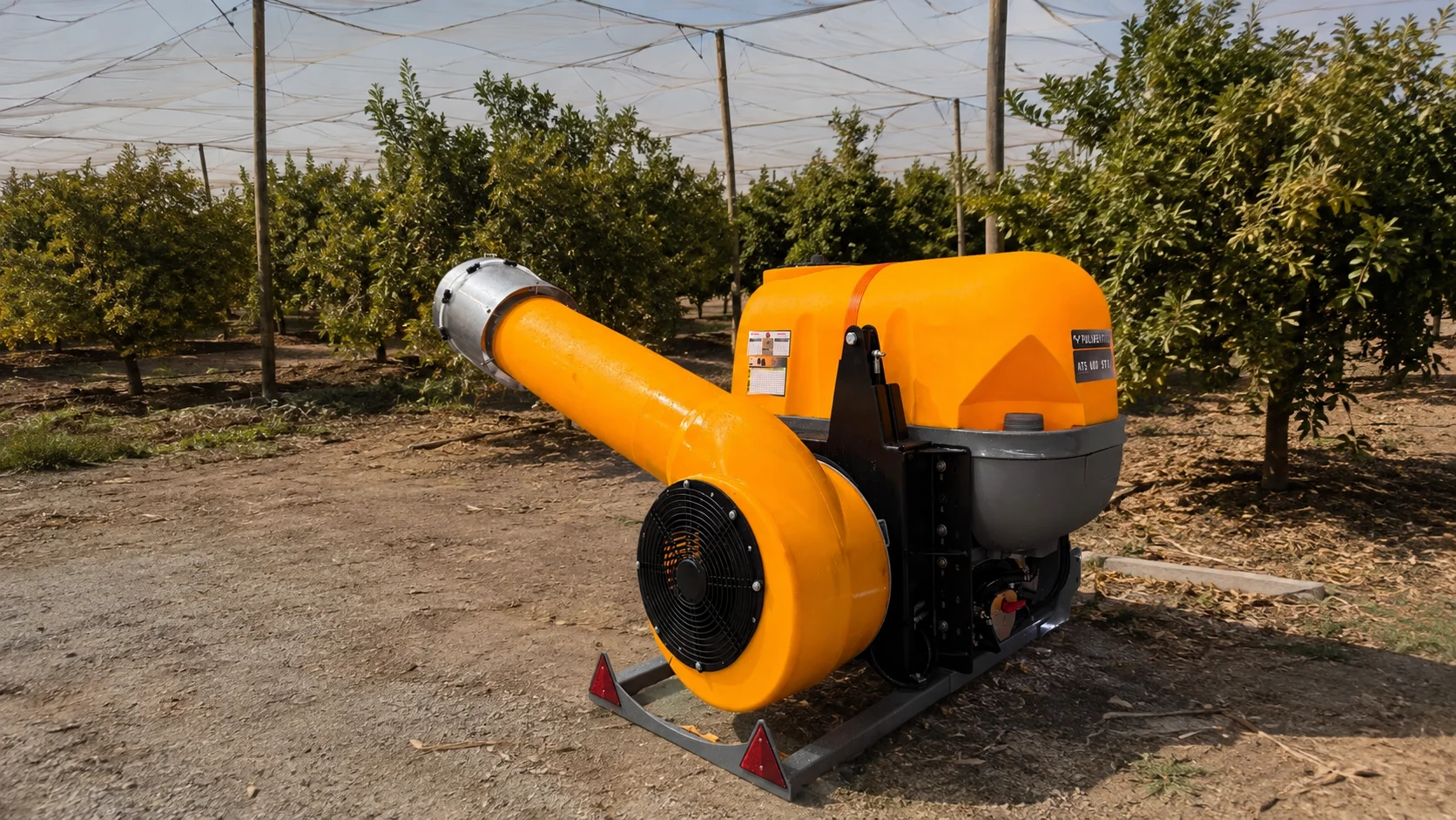 Cañón pulverizador PulverAgro proyectando el tratamiento a distancia en árbol alto