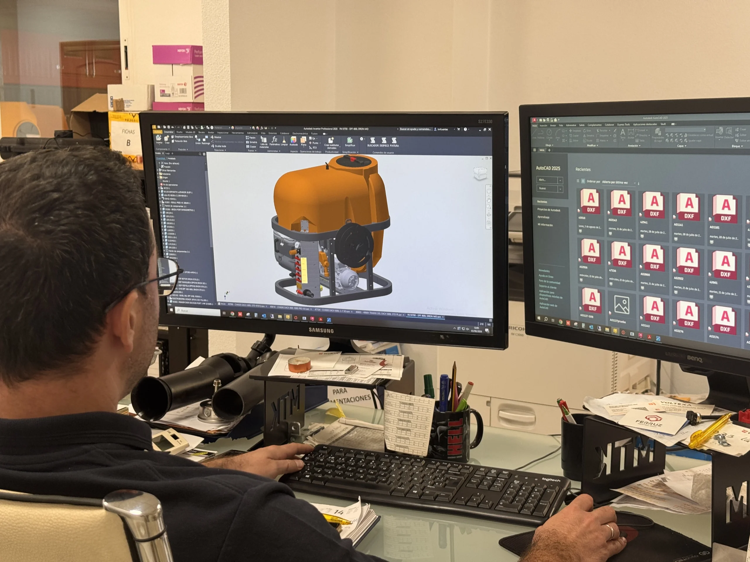 Oficina técnica de PulverAgro con el plano CAD de un atomizador en pantalla